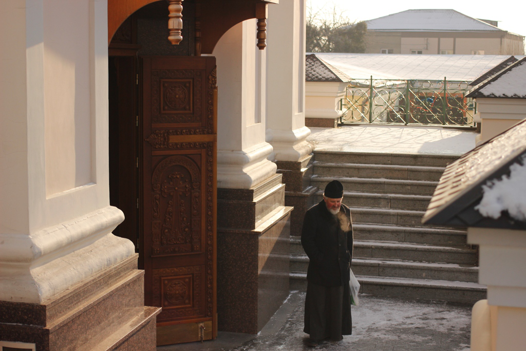 Ялинка буде у січні: як прикрашають Свято-Троїцький собор у Луцьку (фото)