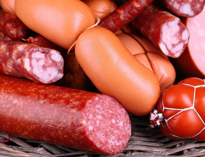 Шкіра та кістки: в Україні замість ковбаси масово продають фальсифікат із решток тварин