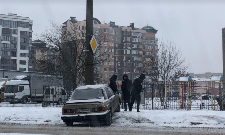 У Луцьку через негоду водій в'їхав у електроопору (фото)