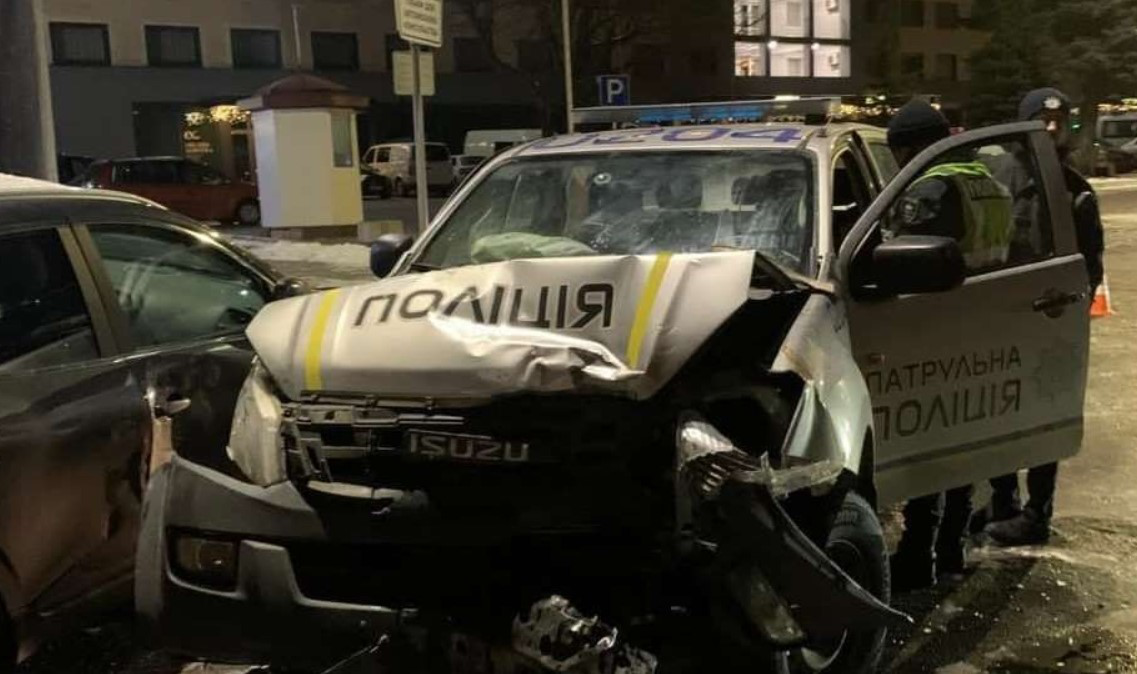 Повідомили деталі нічної ДТП з патрульним авто в центрі Луцька (фото)