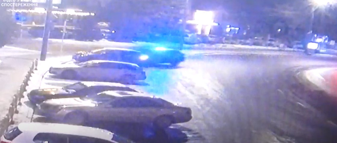 💥 Показали момент аварії за участю поліцейського автомобіля в центрі Луцька (відео)