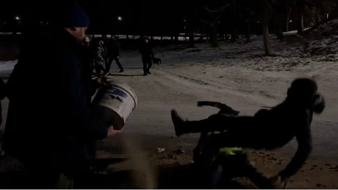 У Володимирі чоловік посипав гірку, поки там катались діти (відео)