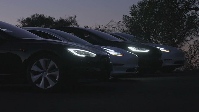 Автомобілі Tesla «зіграли» українського «Щедрика» (відео)