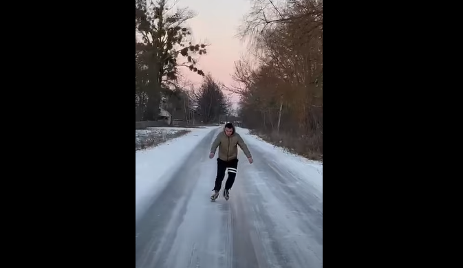 Можна кататися на ковзанах: у селищі на Волині дорога перетворилася на каток (відео)