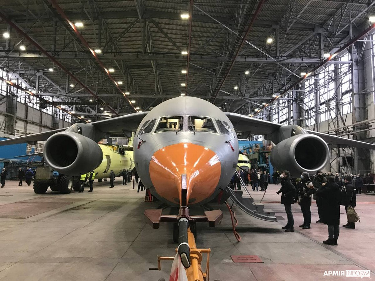 В Україні презентували перший військово-транспортний літак
