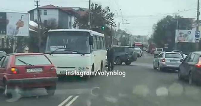 Рух ускладнений: у Луцьку на Ковельській зіткнулися легковик і рейсовий автобус (відео)