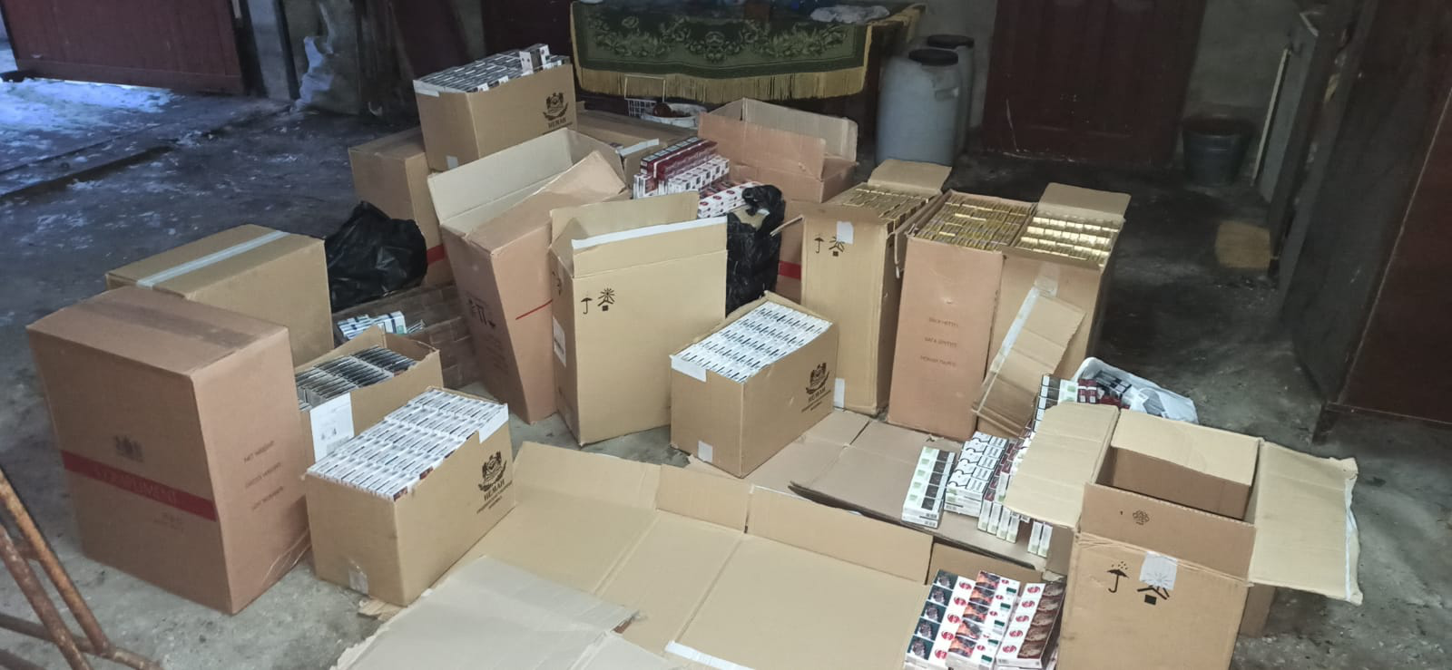 Обшуки на Камінь-Каширщині: знайшли понад 11 тисяч пачок сигарет (фото)