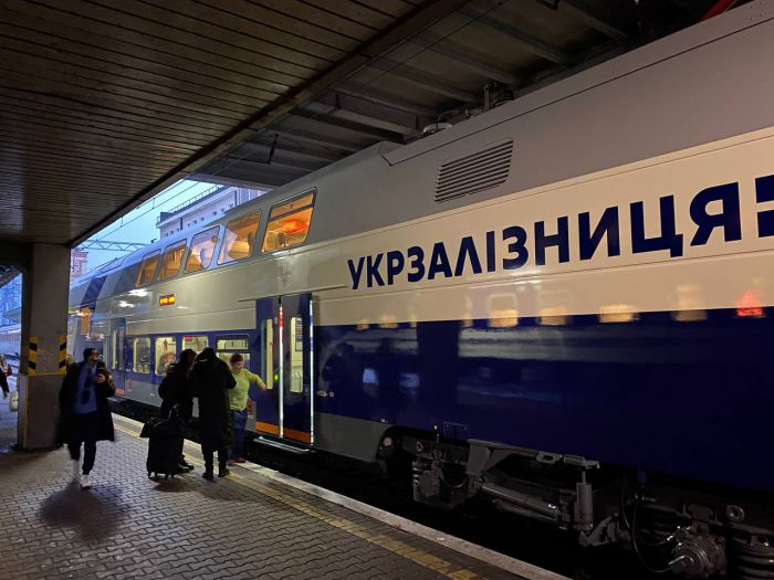 Кондиціонери та вакуумні туалети: «Укрзалізниця» запустила двоповерховий поїзд Skoda (відео)