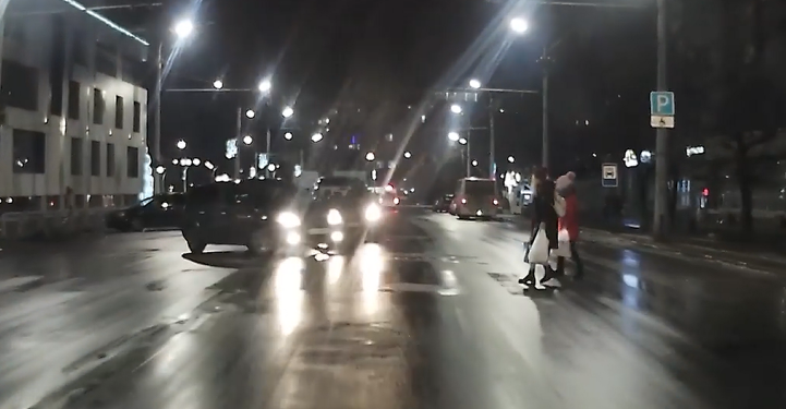 Небезпечний маневр: у Луцьку таксі «підрізало» легковик і ледь не збило пішоходів (відео)