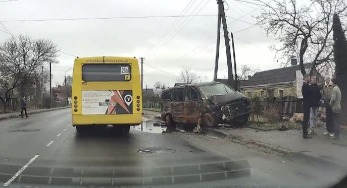 В районі Вишкова у Луцьку помітили згорілий бус (відео)