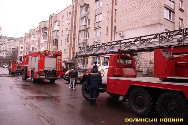 Три пожежні авто, «швидка» та поліція: у Луцьку горіла багатоповерхівка (фото, відео)
