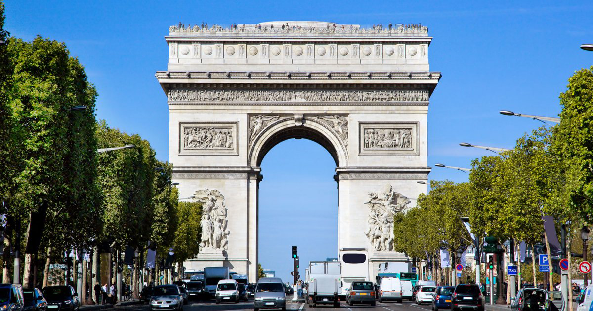 У Парижі з Тріумфальної арки зняли прапор ЄС після критики з боку французьких політиків