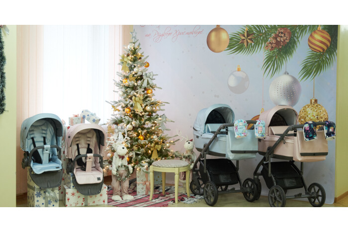 Пологовий будинок подарував першим народженим у новорічну ніч дітям візочки (фото)