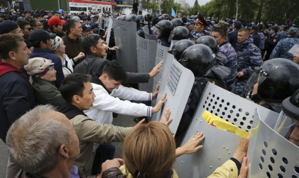 По казахських протестувальниках наказали стріляти на ураження: що коїться в країні