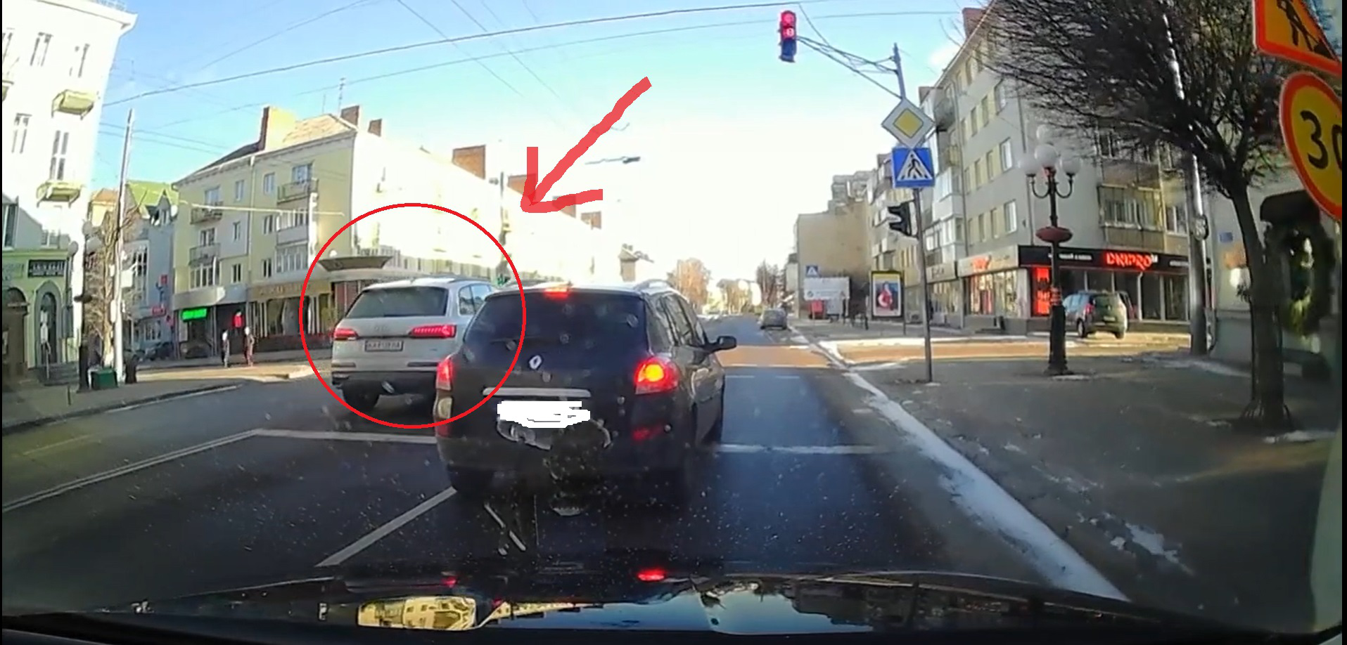 У Луцьку водій проїхав на «червоний», та ще й сигналив пішоходам (відео)