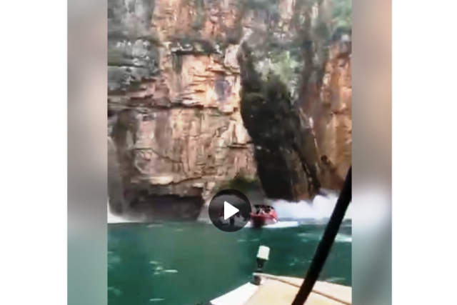 Моторошні кадри: у Бразилії скеля «накрила» човни з туристами (відео)