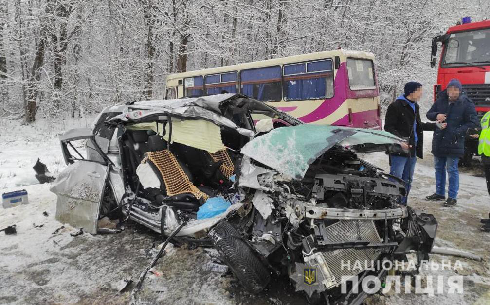 Зіткнення автобуса та легковика на Львівщині: постраждала сім'я з Луцька (фото, відео)