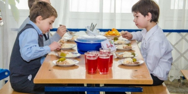 Шкільне меню після канікул зміниться: чим тепер годуватимуть дітей