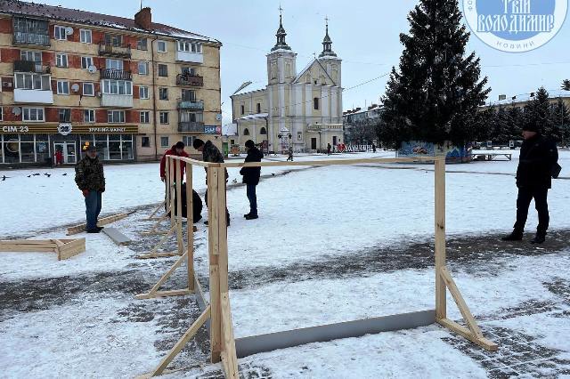 Доки дозволить погода: у центрі Володимира споруджують льодову ковзанку