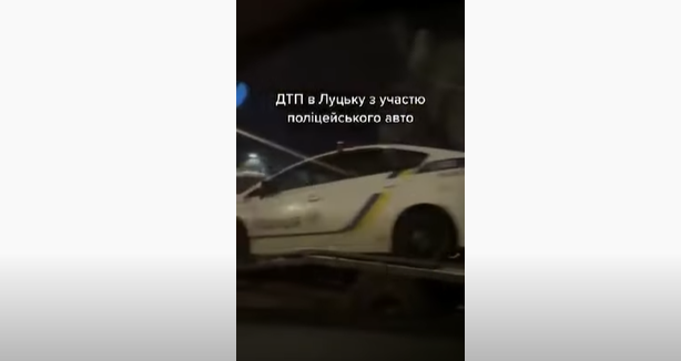 У Луцьку таксі в'їхало в поліцейське авто (відео)