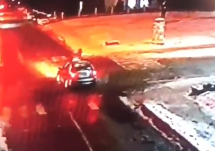 Шукають водія: в Нововолинську автомобіль на «зебрі» збив 14-річну дівчинку (відео)