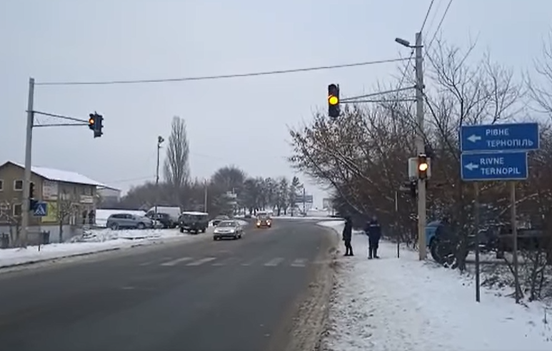 У Луцьку облаштовують кнопковий світлофор на небезпечному перехресті (відео)