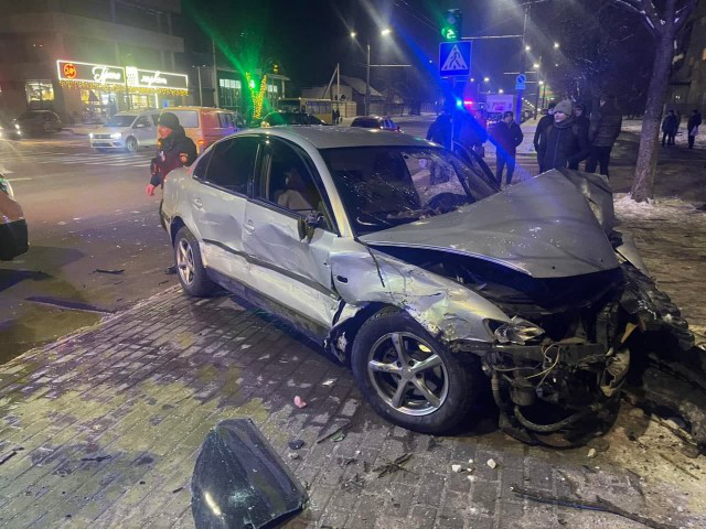 ДТП у Луцьку: авто від удару вилетіло на тротуар і збило дівчину (відео)