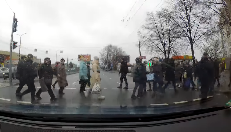 Як стадо: на Соборності у Луцьку пішоходи йшли через дорогу на червоний сигнал світлофора (відео)