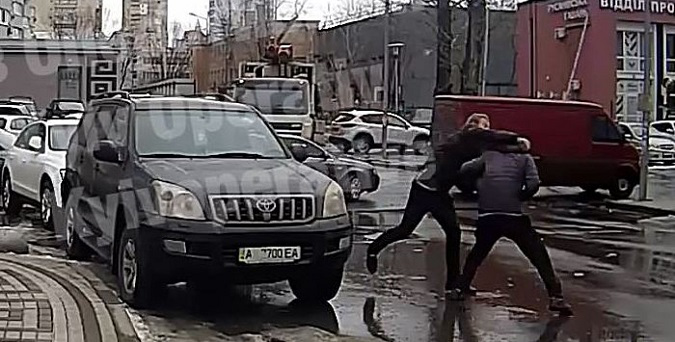 У Києві чоловік жорстоко побив перехожого через зауваження про паркування (відео)