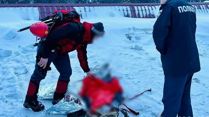 Під час сходження на Говерлу троє людей провалились в обрив: загинула жінка (відео)