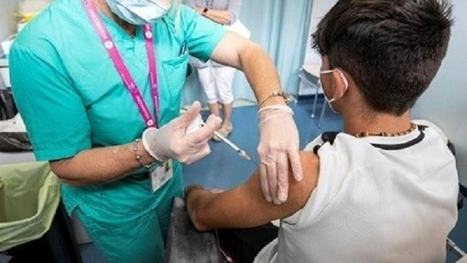 Англія хоче вакцинувати бустерною дозою 16- і 17-річних