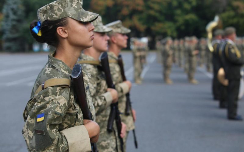 Штрафів поки не буде: Міноборони готує зміни щодо військового обліку жінок
