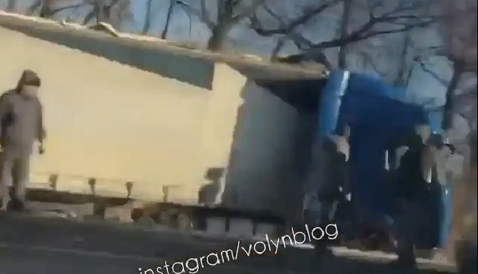У Луцькому районі дві фури злетіли у кювет (відео)
