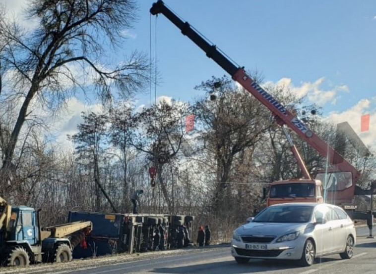 Витягували краном: в Луцькому районі вантажівка злетіла в кювет (фото)