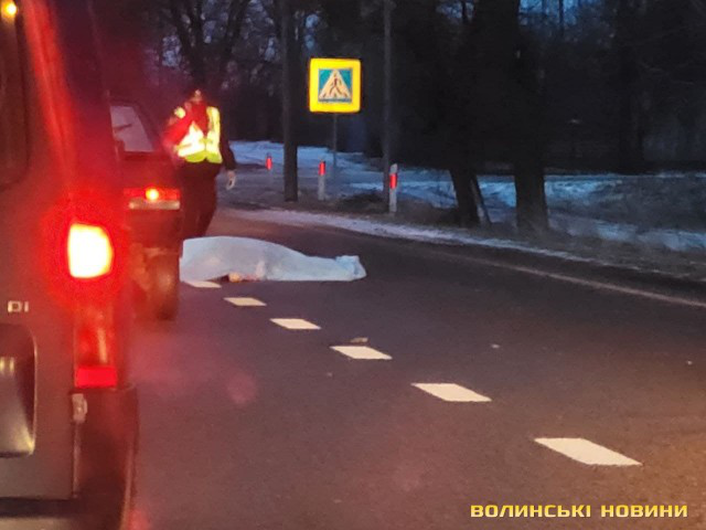 Ранкова смерть: недалеко від Луцька авто збило пішохода (фото, відео)
