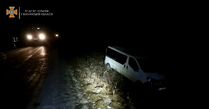 На Волині рятувальники витягнули з кювету бус і звільнили з нього людину (відео)