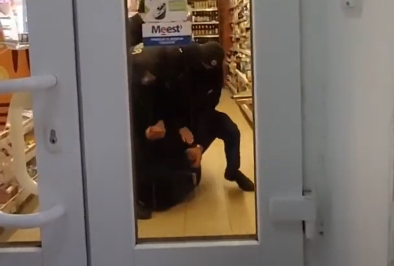 У луцькому магазині неадекват напав на продавчинь (відео)