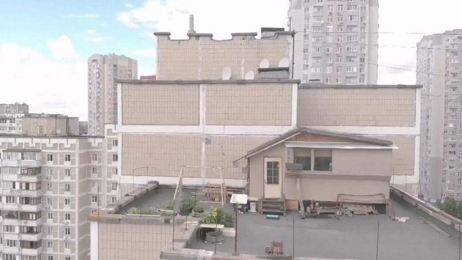У Києві пенсіонер збудував «будиночок Карлсона» на даху багатоповерхівки (фото)