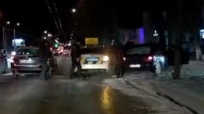 У Луцьку зіткнулось два легковики та, ймовірно, авто поліції (відео)