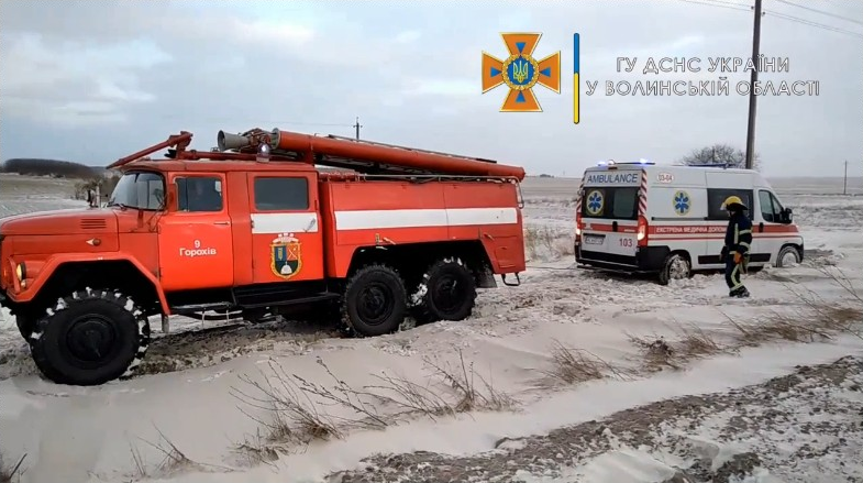 Їхали на виклик: на Волині автомобіль швидкої допомоги застряг у сніговому заметі (відео)