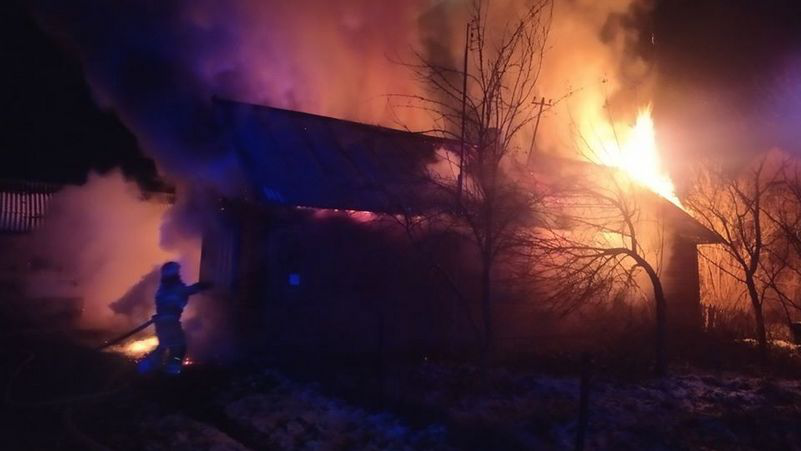 У селі Луцького району згорів будинок: всередині виявили тіло (фото)