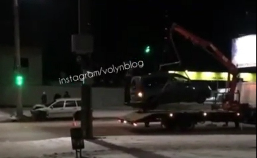 Вечірня аварія на Гордіюк у Луцьку: авто забирав евакуатор (відео)