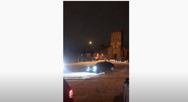 На площі перед Луцьким замком влаштували нічний дрифт (відео)