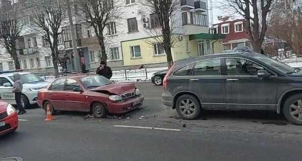 В Луцьку на проспекті Перемоги сталася аварія за участю трьох автомобілів (фото, відео)