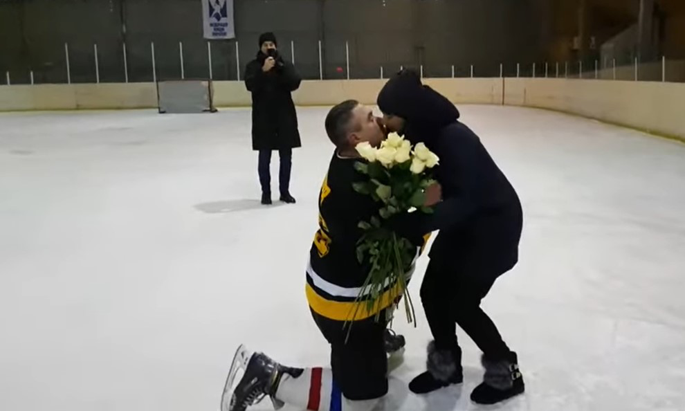 Кохання на льоду: лучанин освідчився коханій під час хокейного матчу (фото, відео)