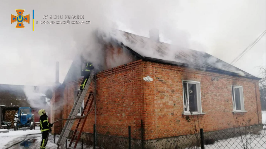 У Луцькому районі жінка отруїлася чадним газом під час пожежі (фото)