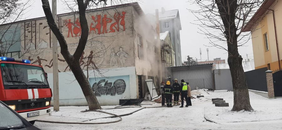 Пожежники біля колишнього кінотеатру «Зміна» в Луцьку: що сталося