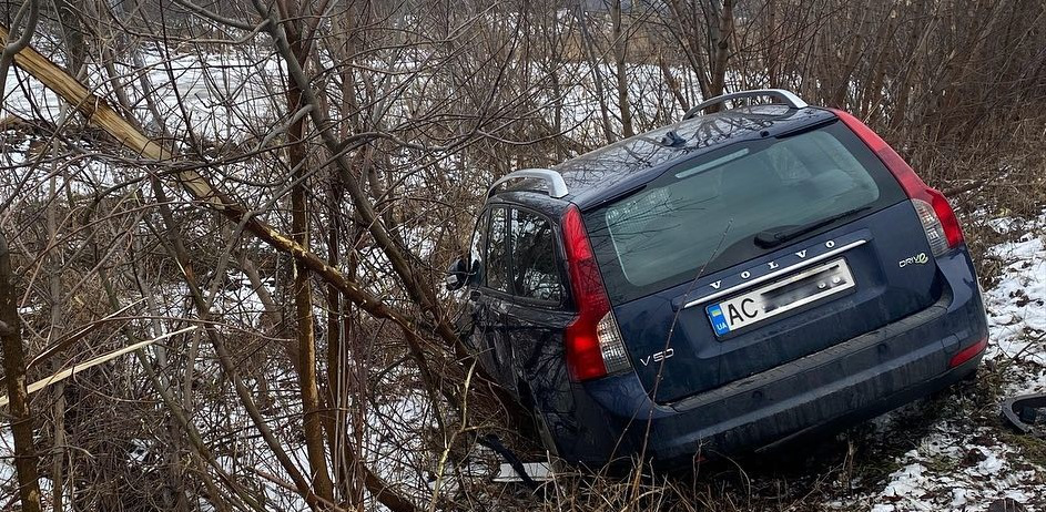 Автівка в кюветі: у Нововолинську не поділили дорогу Volvo і Hyundai (фото)