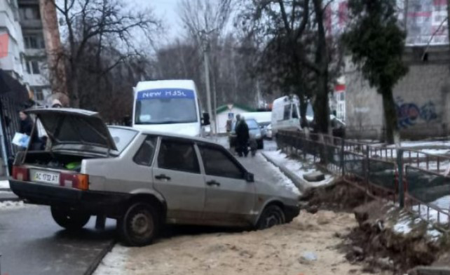 У Луцьку на Конякіна автомобіль в'їхав у яму (фото)