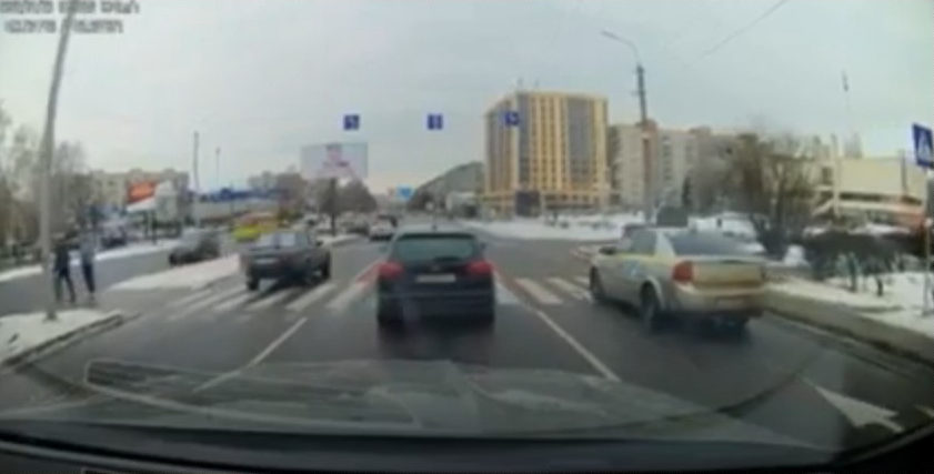 У Луцьку на проспекті Соборності водій Форда «пролетів» на червоне (відео)